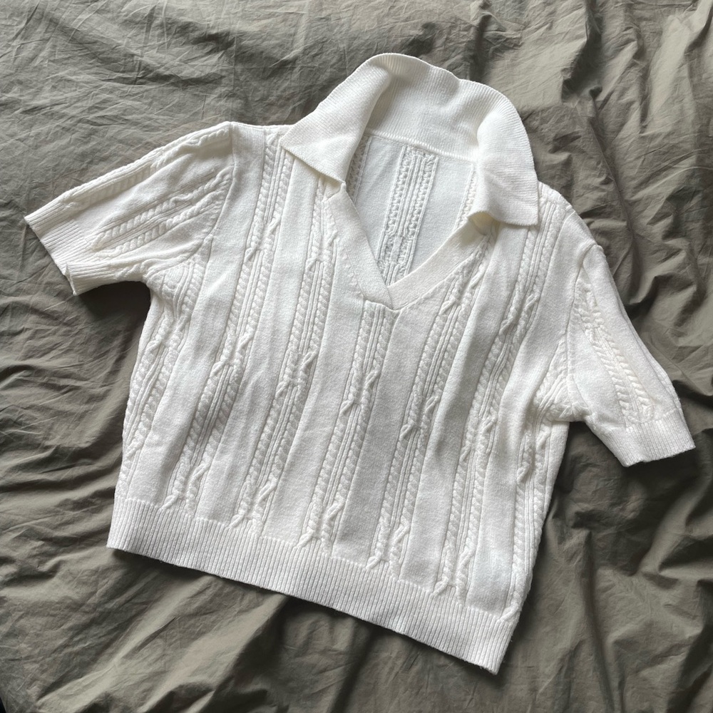 White cropped short sleeve sweater with a collar #cropped #workwear
